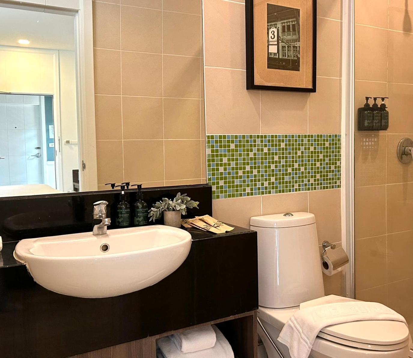 Legacy Hotel Bangkok Sukhumvit Екстериор снимка