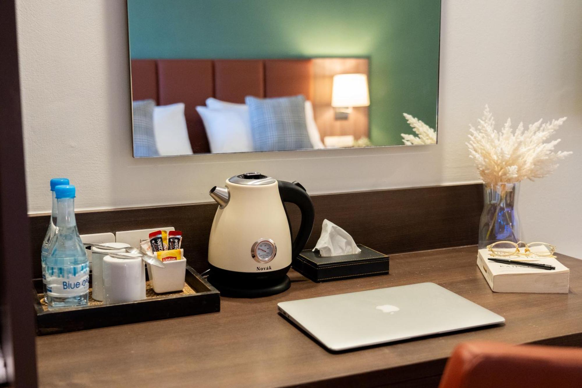 Legacy Hotel Bangkok Sukhumvit Екстериор снимка