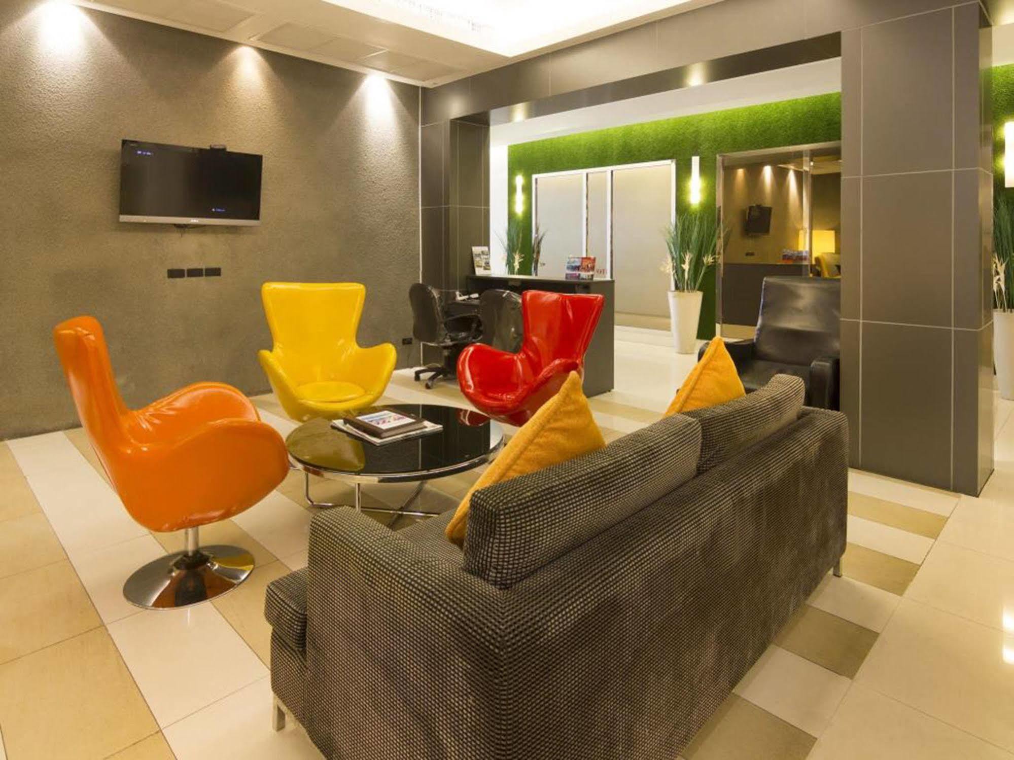 Legacy Hotel Bangkok Sukhumvit Екстериор снимка