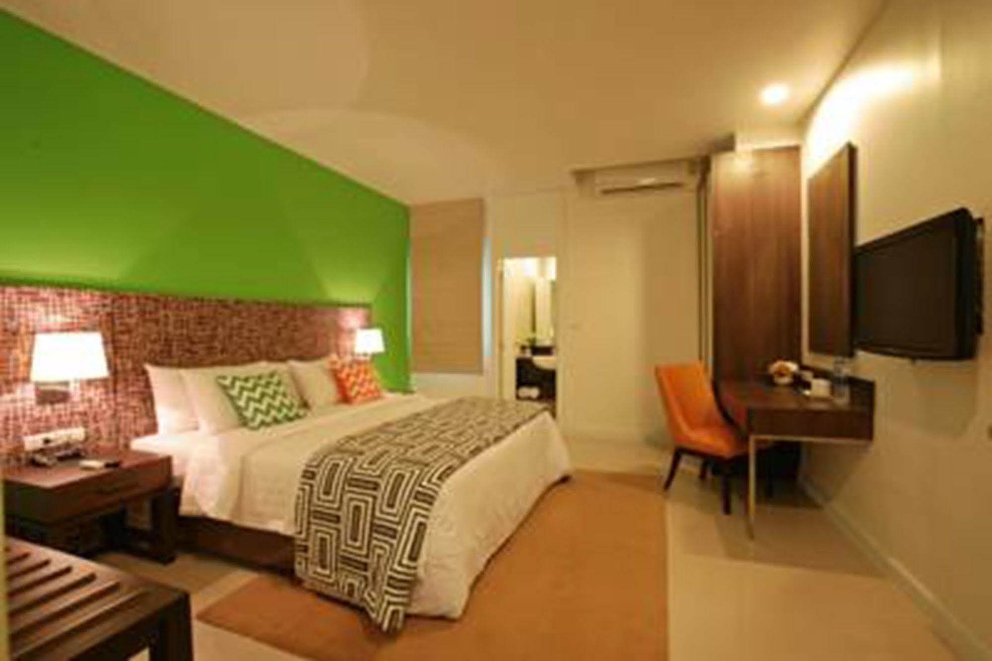 Legacy Hotel Bangkok Sukhumvit Екстериор снимка
