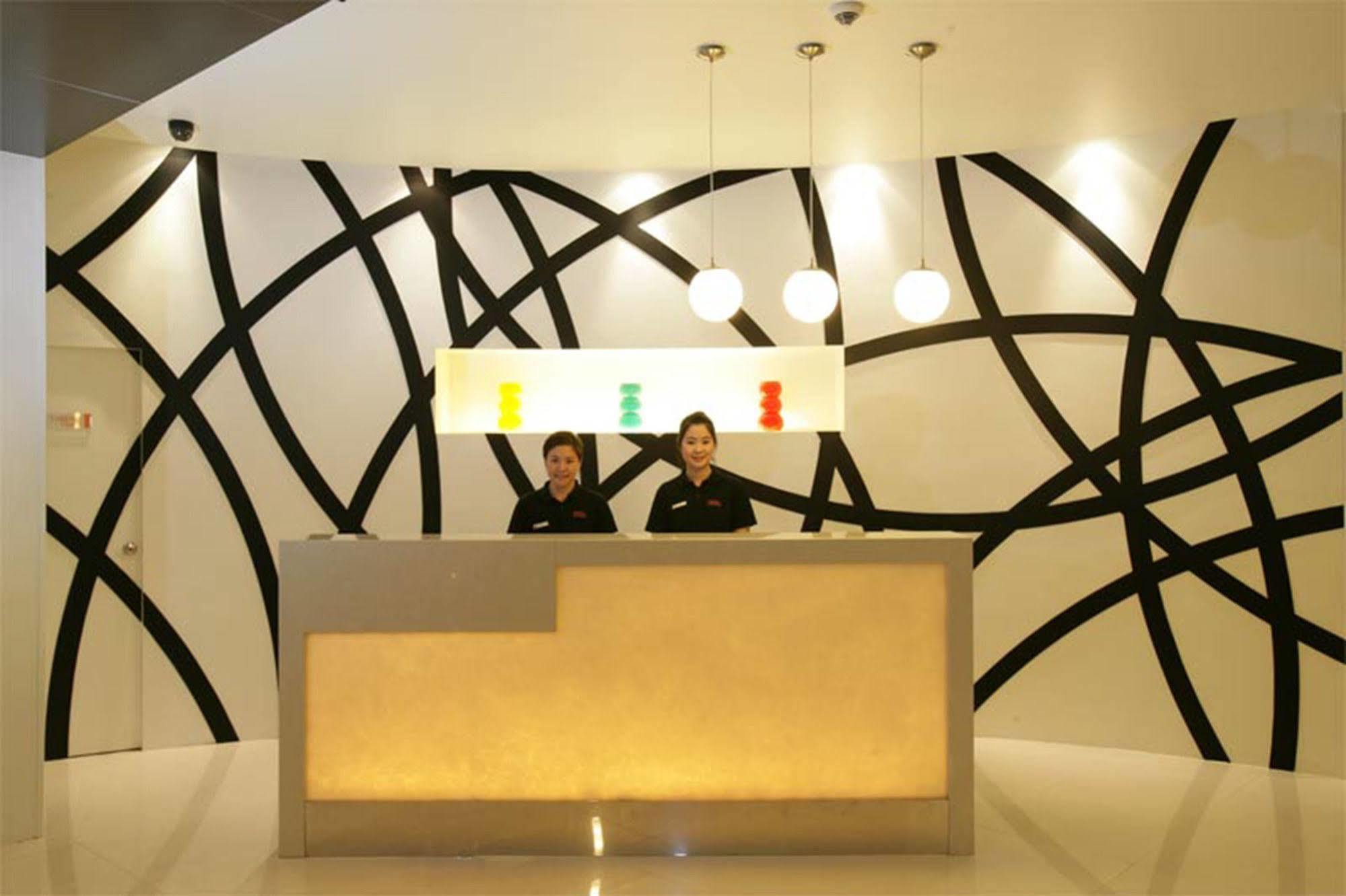 Legacy Hotel Bangkok Sukhumvit Екстериор снимка